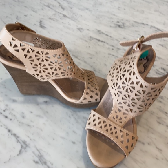 Neutral Cutout Wedges! - Picture 2 of 4